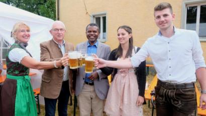 Bild: ohr
Nach dem Gottesdienst in der Brudersdorfer Kirche steht das erste Fass Bier für die Kirwa-Fete vor dem Zelt bereit. Pfarrvikar John Oguche (Mitte) treibt mit drei Schlägen den Zapfhahn ins Fass und ruft anschließend laut „Ozapft is!“. Der Geistliche stößt mit den Bürgermeisterstellvertretern Kurt Koppmann (daneben) und Heidi Eckl (links) sowie KLJB -Vorsitzender Petra Schönberger und Vorsitzendem Thomas Flierl (rechts) auf das Gelingen an und meint schmunzelnd „Jetzt bin ich ein Bayer“.