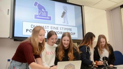 Bild: Gabi Schönberger
Im Workshop "Top of the Pods" erklärt Referentin Hannah Lücke vom Start-up "BG3000" aus Bonn den Schülern, wie sie Podcasts erstellen.