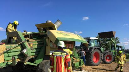 Bild: Gustl Beer
Die Feuerwehr hat die brennende Rundballenpresse schnell gelöscht.