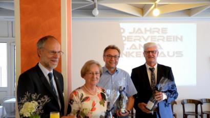 Bild: aja
Für ihr Engagement im Förderverein dankt (von links) Klinik-Vorstand Klaus Emmerich der stellvertretenden Vorsitzenden Marga Klameth, Schriftführer Dieter Eberl und dem Vorsitzenden Werner Renner.