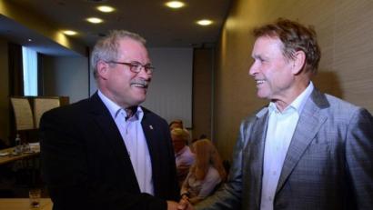 Bild: Wolfgang Lenders
Nach der Tarifeinigung: IG-BCE-Verhandlungsführer Hans-Joachim Gerloff (links) und Reinhard Volk, der Verhandlungsführer der Arbeitgeberseite.