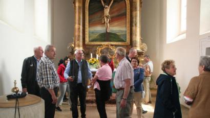 Bild: exb/Förderverein Simultankirchen
Die Teilnehmer sehen sich in der Katharinenkirche genauer um.