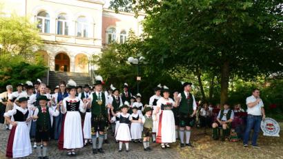 Bild: bey
Nach dem Einmarschtanz haben sich die Tänzerinnen und Tänzer geordnet aufgestellt und hören, ebenso wie die vielen Besucher, die Ansprache von Bürgermeister Karlheinz Budnik (rechts).