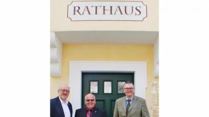 Bild: enz
Euregio-Egrensis-Geschäftsführer Harald Ehm (links) und der stellvertretende Geschäftsführer Alexander Dietz (rechts) übergaben an Bürgermeister Klaus Meyer den Förderbescheid für die Durchführung der Radwallfahrt durch die Fraisch von Neualbenreuth nach Cheb (Eger).