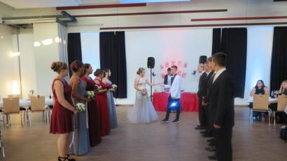 Bild: jzk
Mit einer Polonaise eröffnen die jungen Paare im Foyer den Abschlussball der Mittelschule.