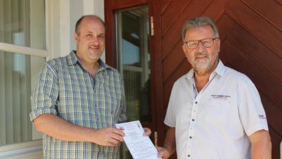 Bild: pi
"In einer Woche kann's losgehen", freuen sich Bürgermeister Johann Maurer (rechts) und Mario Schaller schon auf das Ferienprogramm 2019.