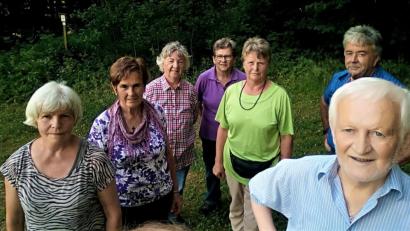 Bild: jml
Die Idee von Pfarrer Andreas Schlagenhaufer war und ist gut: Drei Mal pro Woche trifft sich eine Gruppe in der Früh, um gemeinsam eine Stunde lang spazieren zu gehen. Seit zehn Jahren.