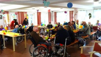 Bild: fjo
Mehrere Spielstationen vereinen sich im Foyer, nachdem ein kurzfristiger Umzug von draußen nach drinnen nötig war.