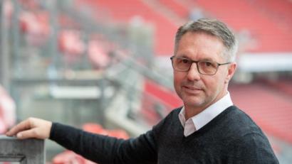 Bild: agentur_dpa
Der neue Trainer des 1. FC Nürnberg, Damir Canadi, im Max-Morlock-Stadion. Canadi wurde offiziell vom Verein vorgestellt. Er bewertet die jüngste Beliebtheit in der Bundesliga von Fußball-Trainern aus seinem Heimatland Österreich als Mode-Erscheinung. Foto: Daniel Karmann/dpa