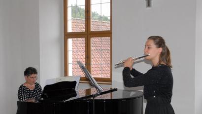 Bild: pop
Susanne Hiltl (rechts) überzeugt mit einer Sonate für Flöte und Klavier von Gaetano Donizetti, hier mit Jelena Lichtmann, die das Konzert konzipiert hatte und auch leitete.