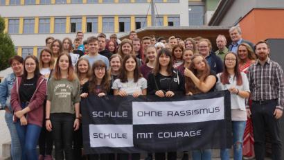 Bild: weu
Die Abschlussklassen der Eisenbarth-Mittelschule wappneten sich in Workshops gegen Extremismus in jeglicher Form. Schulleiter Rektor Werner Winderl (hinten, rechts) und Projektleiterin Anja Pongratz (mittlere Reihe, rechts) freuten sich über das Interesse der Schüler.