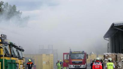 Bild: ils
Der Brand im Gewerbegebiet Neuhaus fordert vor allem die Atemschutzträger aus der gesamten Region.
