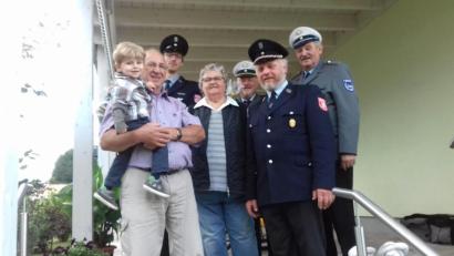 Bild: gi
Heinrich Ring mit Enkel Fabian auf dem Arm feiert 75. Geburtstag. Dazu gratulieren seine Frau Franziska, die Vertreter der Feuerwehr und des Soldaten- und Kriegervereins Etzgersrieth.