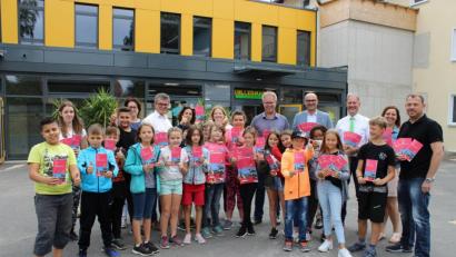 Bild: pko
Die Schüler der Neunburger Grundschule in der Ledererstraße waren die ersten, die das druckfrische Ferienprogramm aus den Händen von Bürgermeistern, Verwaltungsmitarbeitern und Vertretern der ArGe Jugend überreicht bekamen.
