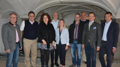 Bild: jr
Bürgermeister Max Bindl, Architekt Gerhard Plaß, Kunsthistorikerin Elisabeth Vogl, Innenarchitekt Josef Starkl, Christina Hahn von der Landesstelle für nichtstaatliche Museen in Bayern, Fördervereins-Vorsitzender Uwe Rosner, MdB Albert Rupprecht und CSU-Ortsvorsitzender Andreas Malzer (von links) bei der Besichtigung der Schafferhof-Baustelle.