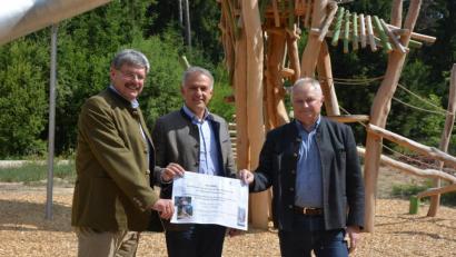 Bild: jr
Revierleiter Wolfgang Pröls, Bürgermeister Roland Grillmeier und Forstbetriebsleiter Norbert Zintl (von links) laden zum Waldfest mit Segnung des „Sterzer Rundwegs“ am Sonntag, 21. Juli ab 13 Uhr ein. Für das leibliche Wohl wird bestens gesorgt sein, der Eintritt ist frei.