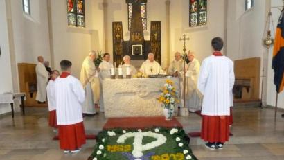 Bild: lts
Pfarrer Hans Bayer (Vierter von links) feiert mit den Mitzelebranten den Festgottesdienst zu seinem Priesterjubiläum.