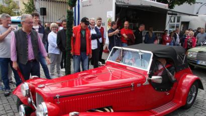 Bild: wro
Bürgermeister Toni Dutz (Zweiter von links) schickte die schmucken Oldtimer auf Tour.