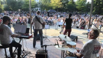 Bild: Kunz
"It's only Rock 'n' Roll but we like it"; Die "Rock Connection" gibt im Max-Reger-Park alles.