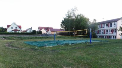 Bild: br
Zur Aufwertung des Kinderspielplatzes am Bürgerhaus (hinten, rechts) hat ein Spielplatzgeräte-Hersteller einen Auftrag über rund 30 000 Euro erhalten. Besonderer Anziehungspunkt in dem Generationenpark wird laut Bürgermeister Gerhard Löckler der Kletterwürfel sein.