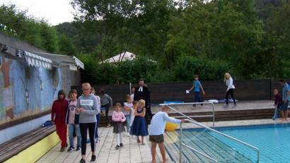 Bild: rrd
Ein Täufling (Vordergrund) hält bereits ein Bein ins Wasser. Sein Bruder hat mit eingegipstem Fuß ein kleines Handicap, folgt aber tapfer dem Zug zum Wasser