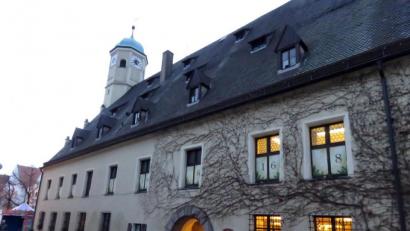 Bild: Gerhard Götz
Das Alte Rathaus in der Weihnachtszeit: Die "Adventsfenster" sind erleuchtet. Nach Antrag der Bürgerliste soll das ganzjährig so ähnlich aussehen.