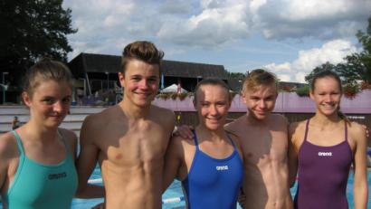 Bild: rbg
Kathrin Bachmeier, Kilian Züllich, Viktoria Bogner, Fynn Legat, Carina Bönisch (von links) sowie der im Bild fehlende Leon Ducheck vertreten den Tirschenreuther Schwimm-Club am Wochenende bei den bayerischen Jugendmeisterschaften in Würzburg.
