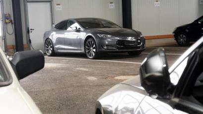 Bild: ca
Das „Corpus delicti“: Mit diesem Tesla „Model S“ soll ein 54-Jähriger 2017 auf einen Polizisten zugefahren sein. Seit über eineinhalb Jahren steht die E-Limousine – angesteckt an eine Steckdose – in einer Fahrzeughalle der Polizei.