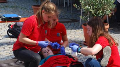 Bild: C. Geier/exb
Jugendliche des BRK bereiten sich für den Landeswettbewerb vor.