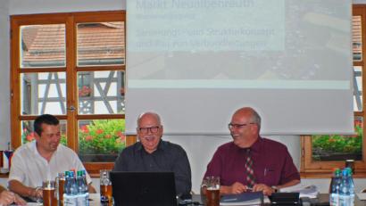 Bild: enz
Bernhard Kaltenecker vom Ing.-Büro Zwick (Bildmitte) legte ein Sanierungs- und Strukturkonzept für die Wasserversorgung vor. Rechts Bürgermeister Klaus Meyer und links Zweiter Bürgermeister Christian Hebert.