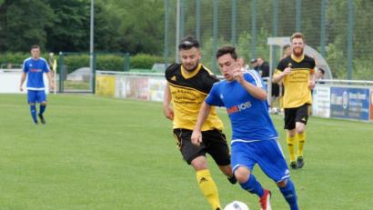 Bild: gb
Jetzt wird's ernst für den FC Tirschenreuth: Am Samstag müssen die Kreisstädter um Neuzugang Manuel Zeitler (links, Szene aus dem Testspiel gegen den SV Etzenricht) beim SSV Kasendorf ran.