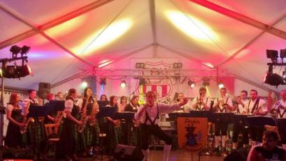 Bild: exb
Die beliebte „Pirker Blechmusi“ sorgt am Montagabend für Stimmung.