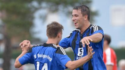 Bild: ref
1:0 gratuliert 3:0 - NIkolai Seidel (rechts) und Toni Lippert (links) vom SV Raigering im Torjubel.