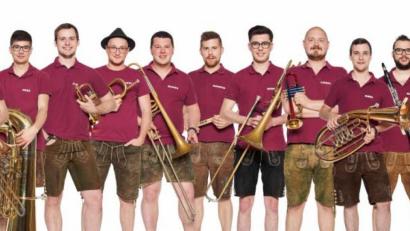 Bild: exb
„Brassaranka“ ist ein junges, böhmisch-mährisches Blasmusikensemble. Wenn die 15 Hobby- und angehenden Berufsmusiker aus ganz Oberösterreich auf der Bühne sind, ist Stimmung garantiert. Die Jungs treten am 20. Juli ab 19 Uhr im Schlosshof auf.