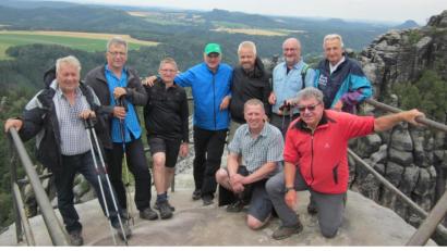 Bild: mez
Seit mittlerweile über zwei Jahrzehnten sind die Sportvereinskameraden (von links) Richard Bauer, Josef Rauseo, Jürgen Langsteiner, Albert Reger, Roman Melzner, Jörg Neumann, Heinz Frank, Kurt Schmid und Alfons Langsteiner in den Bergen unterwegs. Dieses Jahr ist das Elbsandsteingebirge ihr Ziel.
