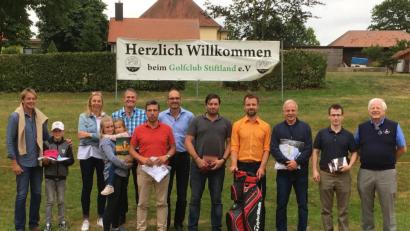 Bild: exb
Die erfolgreichsten Teilnehmer des Turniers um den Preis des Pro mit Golfclub-Präsident Wolfgang Ries (rechts).