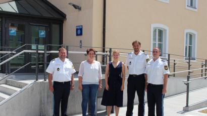 Bild: Büro Toman/exb
Beim Besuch der Polizeiinspektion in Waldsassen, von links Inspektionsleiter Erster Polizeihauptkommissar Roland Heldwein, MdL Anna Toman, MdL Katharina Schulze, Polizeihauptkommissar Andre Beer und Polizeioberkommissar Daniel Ulrich.