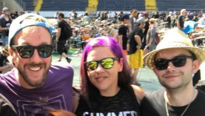 Bild: exb
Bassistin Ramona Häßler aus Gleiritsch (Mitte) war Teil der Weltrekord-Band. Die 1002 Musiker aus vielen Nationen rockten die Frankfurter Commerzbank-Arena.