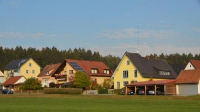 Bild: dob
Im Oktober 2018 werden mehrere Anwesen im Pleysteiner Ortsteil Lohma-Siedlung zum Ziel für Einbrecher. Der Wert des Diebesguts beträgt rund 3500 Euro.