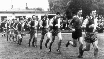 Bild: Hirsch
Martin Roidl (rechts) führte die Mannschaft des FC Schwandorf beim Heimspiel 1966 gegen Jahn Regensburg aufs Feld. Damals kamen 8600 Zuschauer in die Hindenburgkampfbahn.