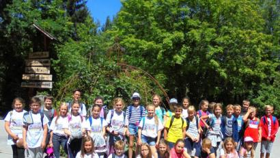 Bild: fjo
Die Viertklässler der Schulen Georgenberg, Pleystein und Waidhaus vergnügen sich erstmals bei einer gemeinsamen Abschlussfahrt nach Regensburg und in den Tierpark Höllohe.