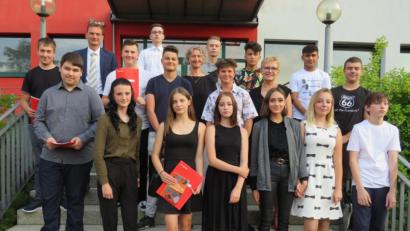 Bild: adj
Die Abschlussklasse der Mittelschule mit Rektorin Gabriele Reitinger-Maier und Klassenlehrerin Jutta Leitermann.