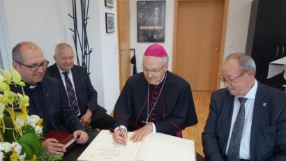 Bild: exb
Bischof Rudolf Voderholzer (Zweiter von rechts) trägt sich in das Goldene Buch ein. Mit im Bild (von links): Pfarrer Andreas Weiß, Kirchenpfleger Konrad Gleixner und Bürgermeister Frankl.