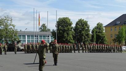 Bild: Dobmeier
Beim Quartalsappell des Artilleriebataillon 131 verabschiedet Oberstleutnant Sven Zickmantel seinen Stellvertreter Oberstleutnant Frank Bergemann (vorne, von links) und dankt ihm für seinen loyalen Einsatz.