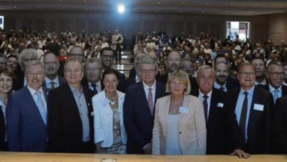 Bild: olr
Im Anschluss an die Sitzung im Weidener Rathaus besuchten die Politiker den Wissenschaftstag in der Max-Reger-Halle zum Thema „Gateway Ländliche Räume“.