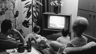 Bild: Wilhelm Bauer
Eine Nürnberger Familie verfolgt die erste Landung von US - Astronauten mit Apollo 11 am 21.07.1969 im Fernsehen. Die „Nürnberger Nachrichten“ berichteten: In Nürnberg schaut die Bevölkerung im Fernsehen zu. Straßen waren ausgestorben, Fernseher liefen ohne Unterlass. "So sah es in der Nacht zum Montag in den meisten Nürnbeger Heimen aus: Die Familie sitzt im Schlafanzug vor dem Bildschirm, jede Einzelheit wird notiert.