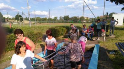 Bild: mma
Rosi Weidner (Zweite von links) hatte zum Saisonabschluss ans Kneippbecken eingeladen.