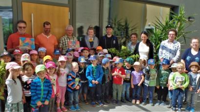 Bild: jml
Hans Bock, Oliver Heumann und Kirchenpfleger Leonhard Steinsdörfer (hinten von links) freuen sich über die schönen Bilder, die sie für Pfarrgemeinderat und Kirchenverwaltung entgegennehmen können. Kindergartenleiterin Marion Eitel (Zweite von rechts) dankt mit ihrem Team und den Kindern.