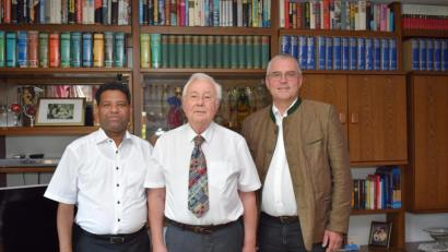 Bild: bnr
Bei guter Gesundheit konnte Dietrich Braun seinen 80. Geburtstag feiern. Die Glückwünsche der Stadt und der Pfarrei Pfreimd überbrachten Bürgermeister Richard Tischler und Pfarrer Georg Parampilthadathil.