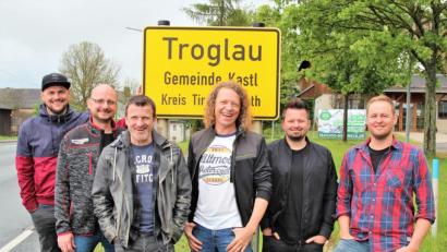 Bild: Holger Stiegler
In Troglau (Kreis Tirschenreuth) haben sie sich vor eineinhalb Jahrzehnten gefunden, ihr Probenraum ist immer noch dort: Die „Troglauer“ feiern am 27. Juli ihren 15. Geburtstag.